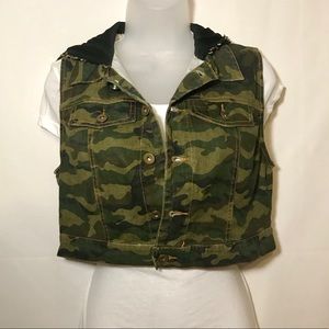 Cropped Sleeveless Camouflage Hooded Vest 🕶